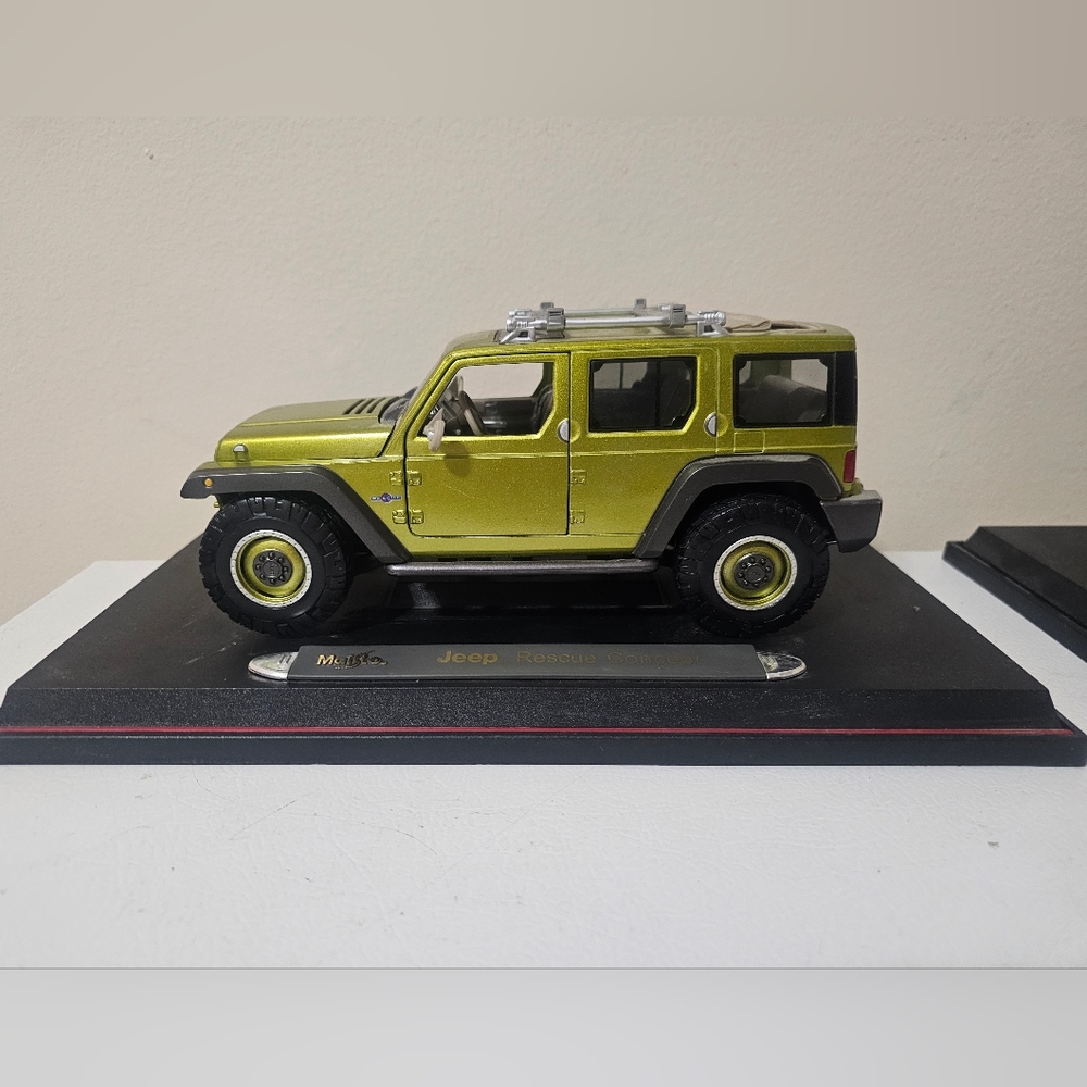 Maisto 1/18 Scale Model Car 36699 - Jeep